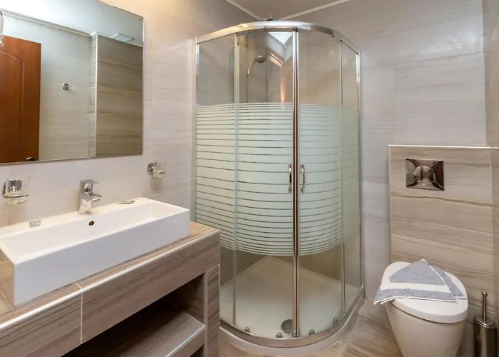 Bay 4* يميناريا